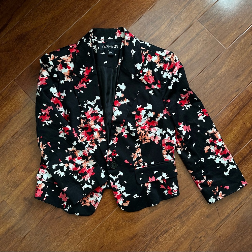 ✨3/$10✨ Forever 21 floral print cropped black blazer (XS)